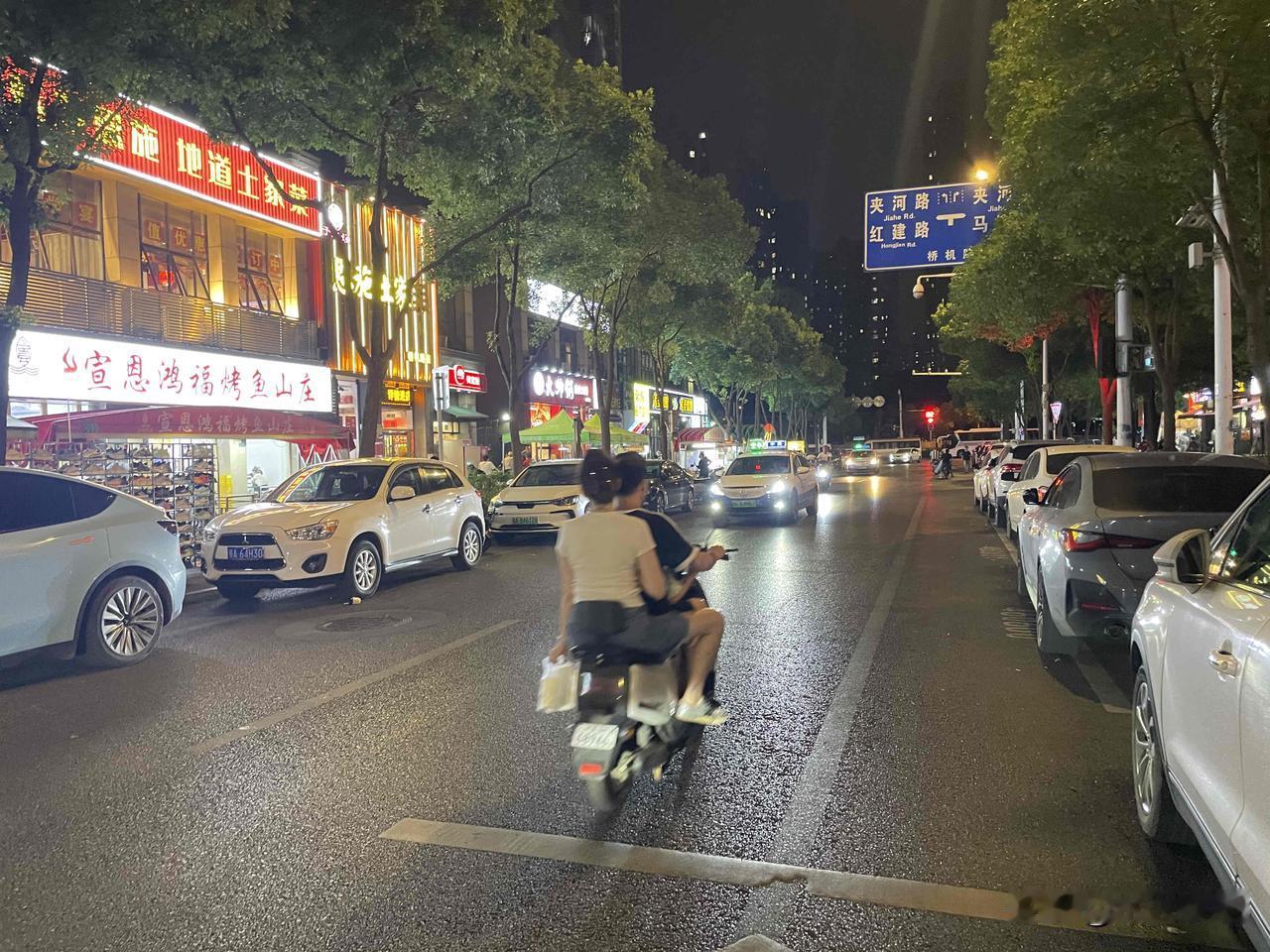 汉阳很多地方，很热闹，也很有烟火气！猜最后一张图片是哪个楼盘？
