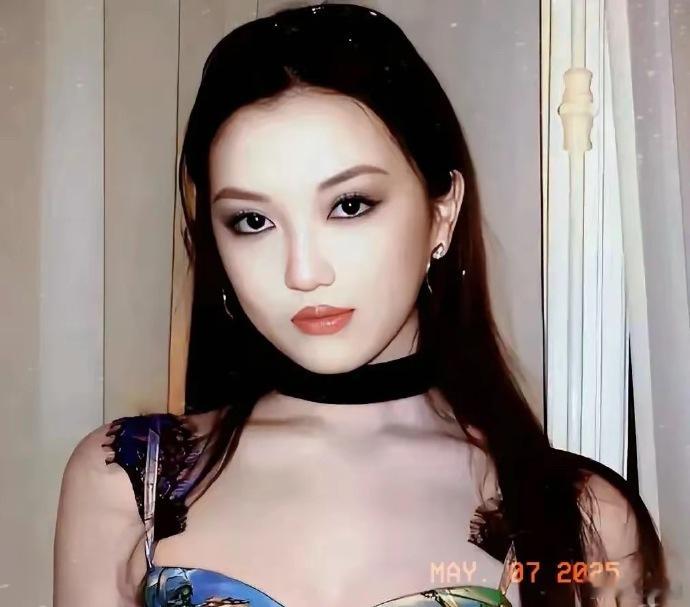 李嫣近照曝光，兔唇痕迹不再明显，外貌变化引关注，形象焕然一新。​​​