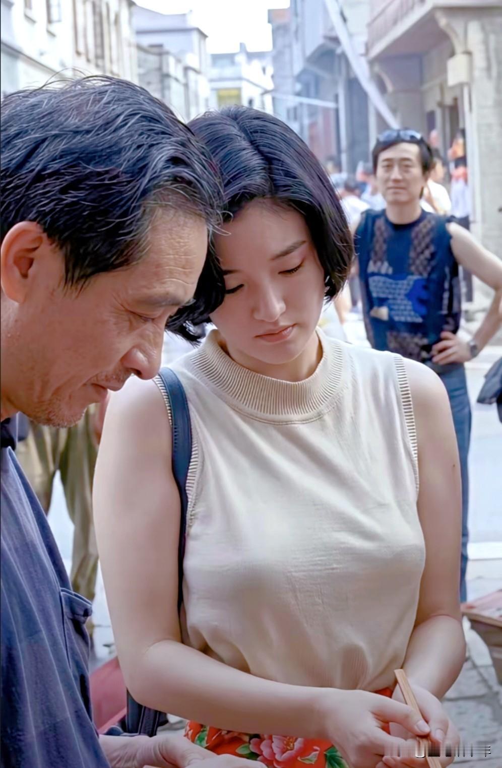 早年巩俐的松弛感，才是刻在骨相里的天然惊艳翻到1994年她为《画魂》采风看画