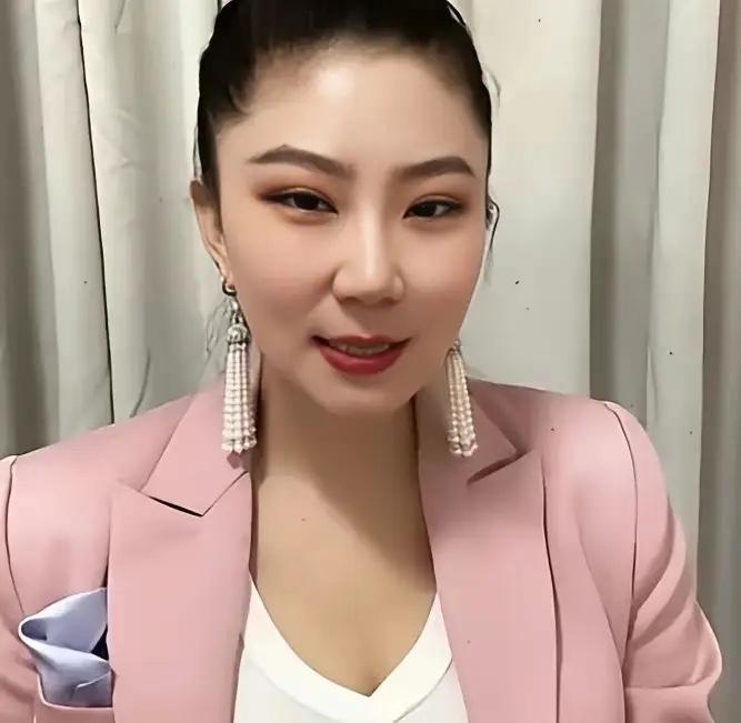 谢贤离开了，相伴多年的Coco回到河南老家独自生活。四十一岁的她靠着直播努力谋生