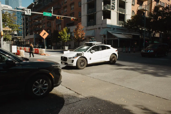 特斯拉无人驾驶出租车: 华尔街热捧有加, 落地进程却步履滞后