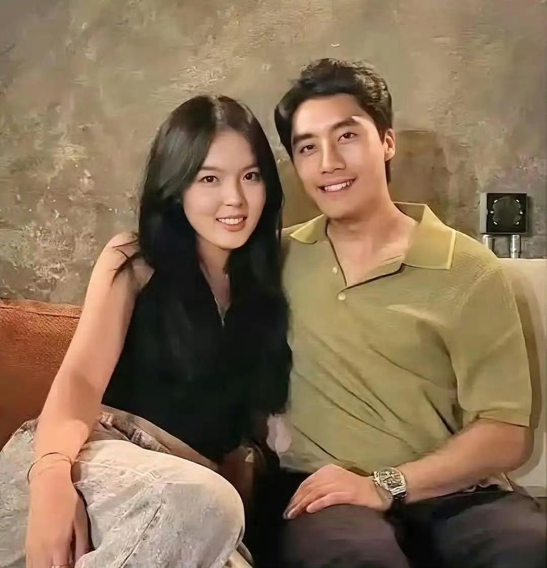 李咏的女儿，晒出了男朋友的照片，虽然个子不高，但是稳重大方，有成功男人的气质。