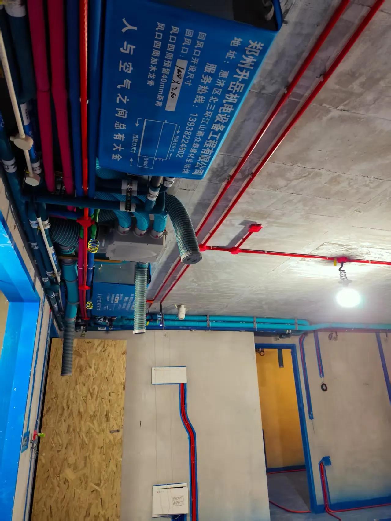 昨天晚上电工在我建的业主沟通群里发了一些水电完工的照片。这个业主因为和国内有