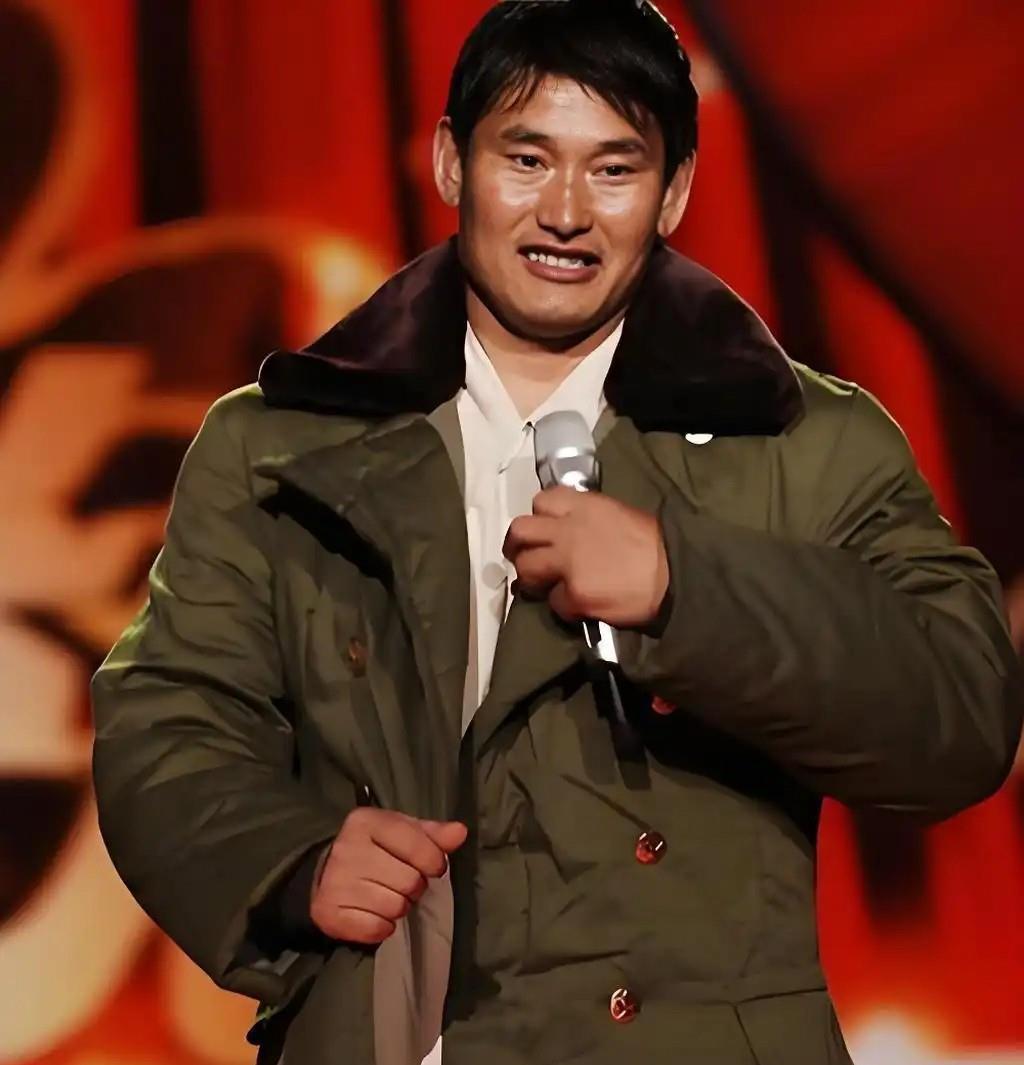 2011年，大衣哥朱之文接到一个陌生电话，对方称母亲病重缺3万医药费，大衣哥立刻