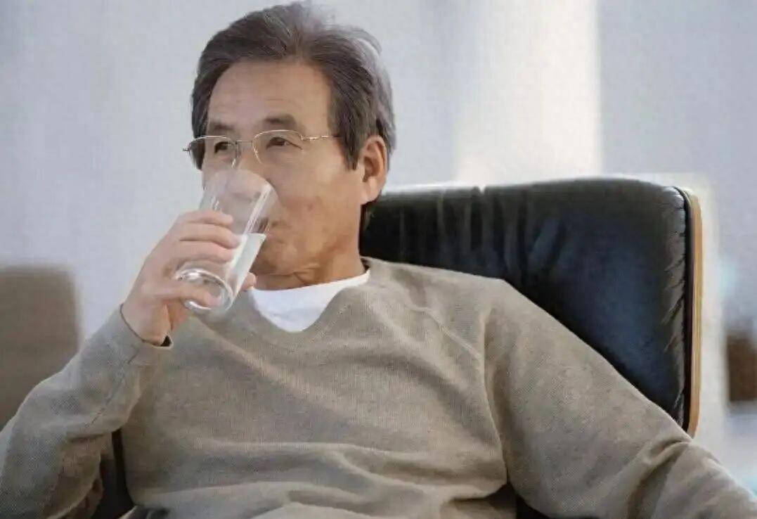 别再把早上起床喝杯水当“走过场”了，很多人坚持3个月后才发现，身体悄悄发生了3个