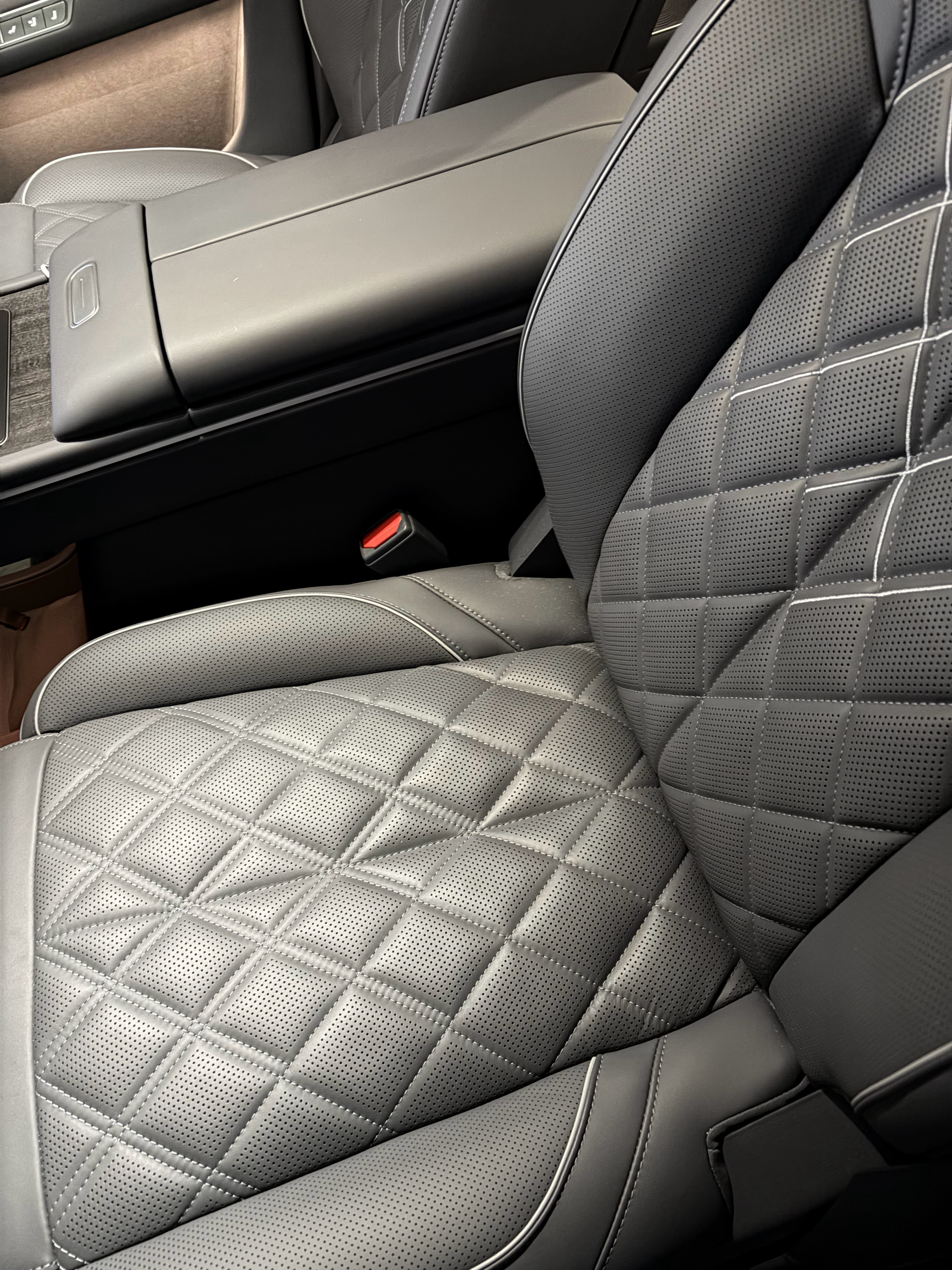 网传ES8座椅塌陷？我这儿没这个问题，挺饱满，这是刚坐了一个小时的状态，放置一小