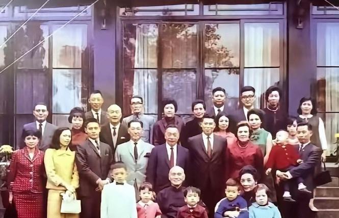 蒋介石的一众家人，无一人英勇殉国于十四年抗战烽火，锦衣玉食，生活华贵他的罪恶