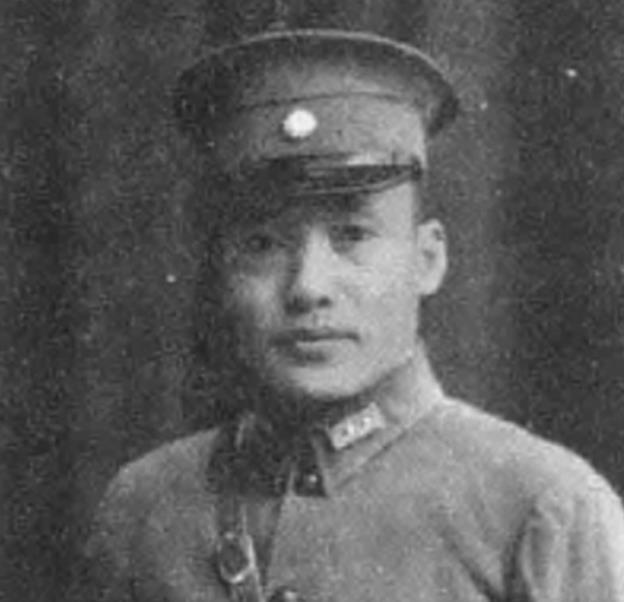 1935年，国军中将跟着我军走长征，萧克亲自给他做粉蒸肉，王震听他讲课，战士们却