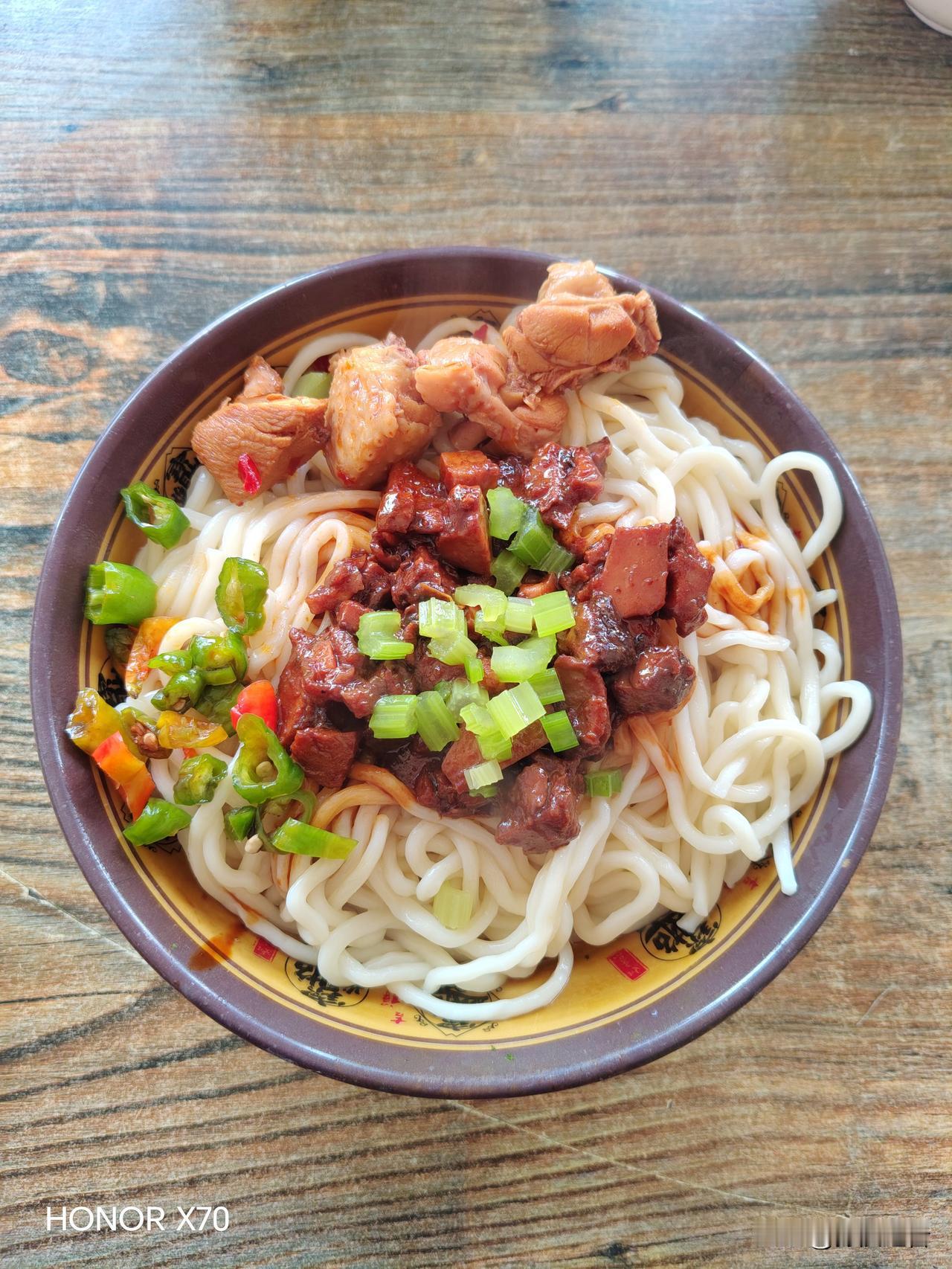 家乡的老碗面，那可是一绝！老碗面菜品丰富，口味多样。鸡丁老碗面香味扑鼻，牛肉老