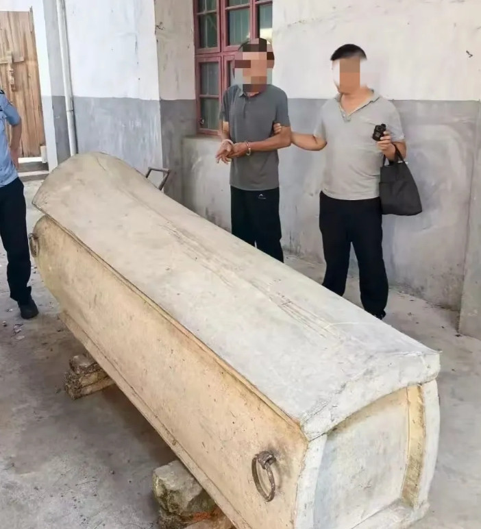 湖北通山，69岁老人为自己百年后准备了一个柏棺材，专门把棺材存放在猪圈里，可等7