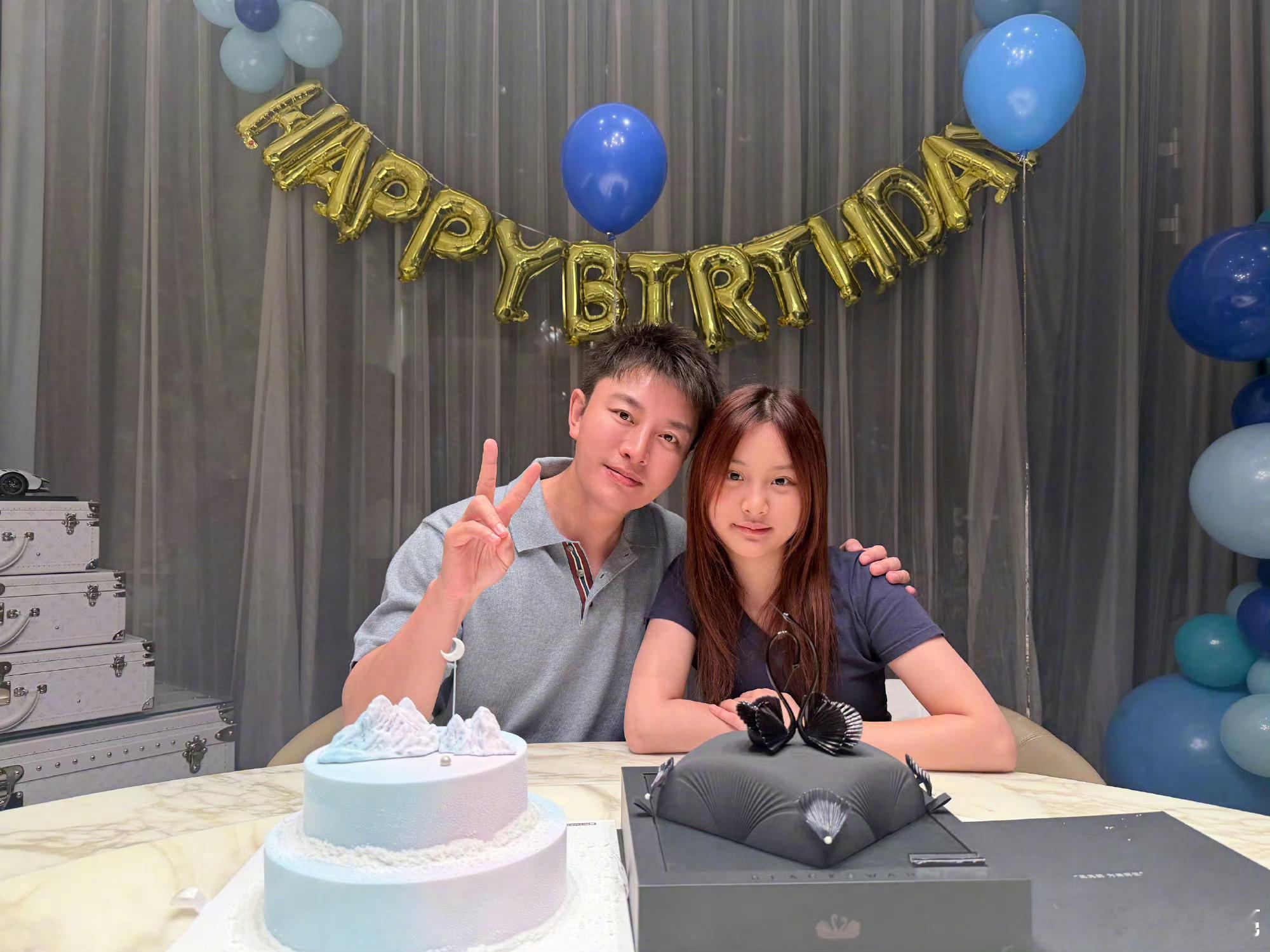 贾乃亮生日女儿甜馨亲自下厨给爸爸准备生日宴，亮哥感慨，最幸福的事，就是有你在身边