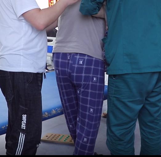 中风为啥盯上年轻人？这三件事再做，偏瘫不远了提起偏瘫、中风，很多人第一反应是