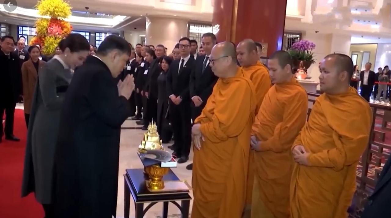 泰国国王见到高僧双手合十行礼！11月13日泰国国王与王后下了飞机后入住酒店，驻华