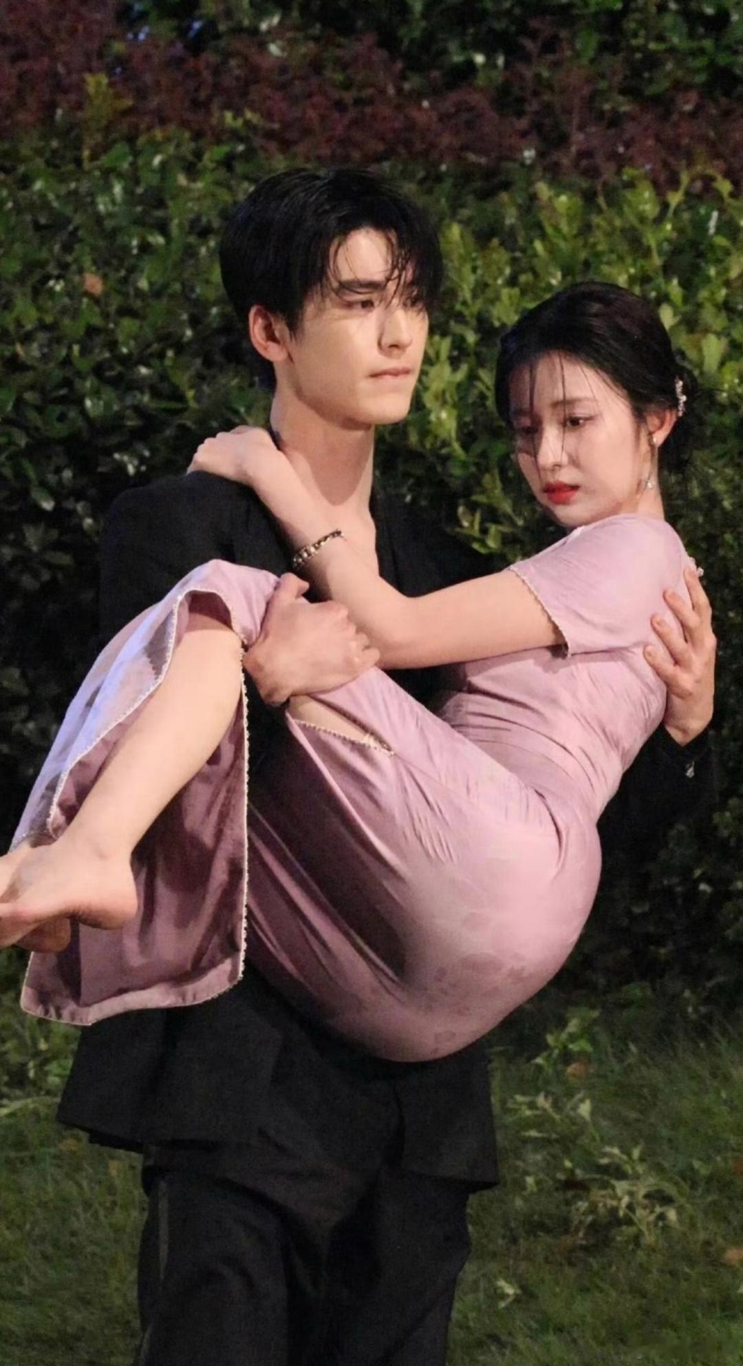 王楚然折成这样了肚子没挤出一丝肉