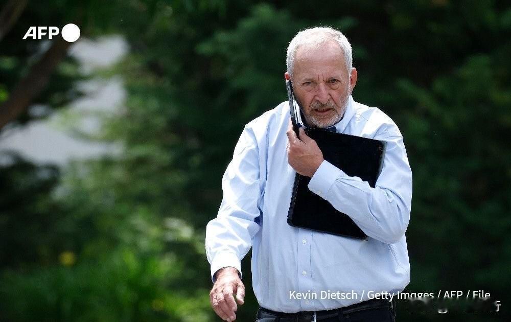 拉里·萨默斯这次是真的“下线”了。国会刚公开的邮件把他和爱泼斯坦的联系细节摊在