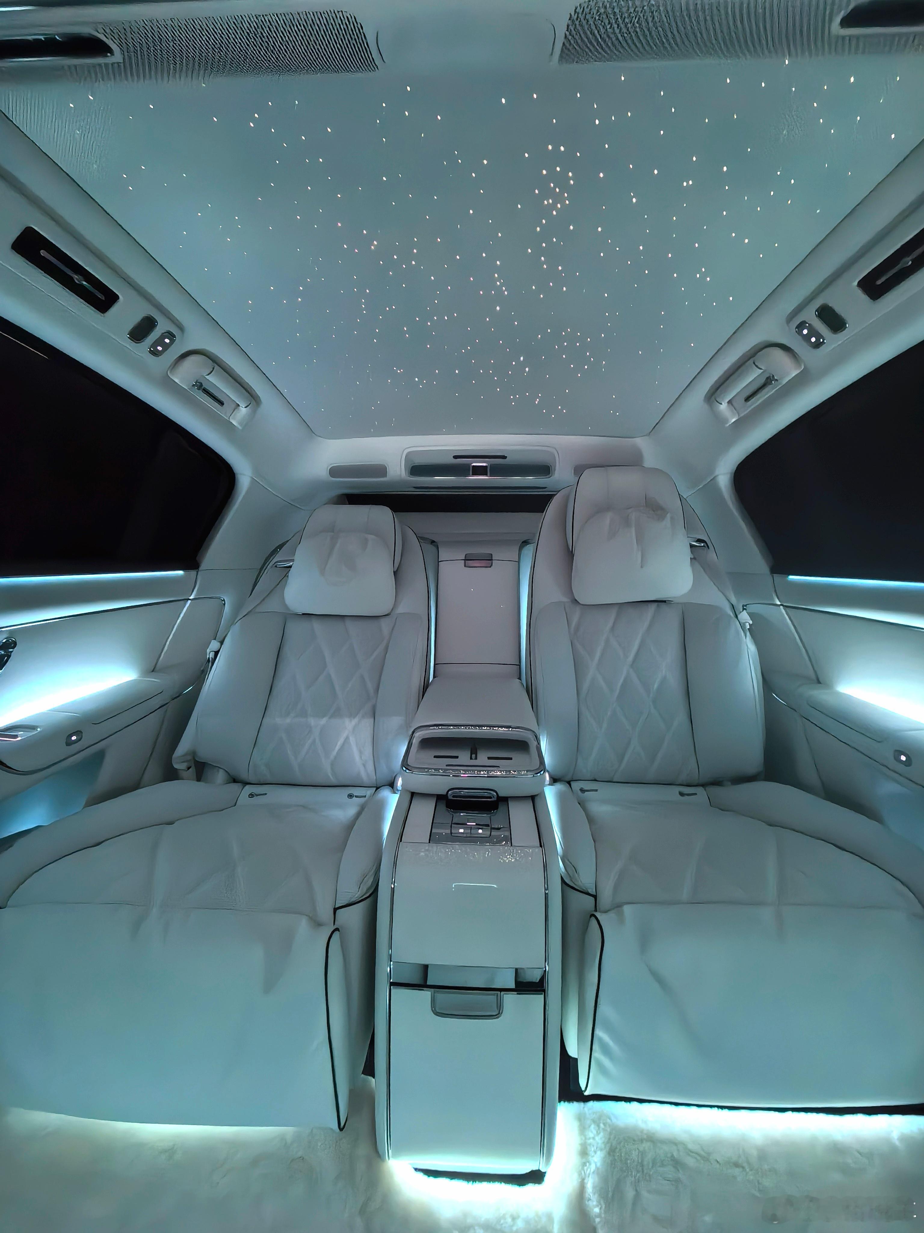 尊界s800浅色氛围灯配上我选的云雾雅白＋白钢琴漆木内饰，简直绝美了！我和汽车