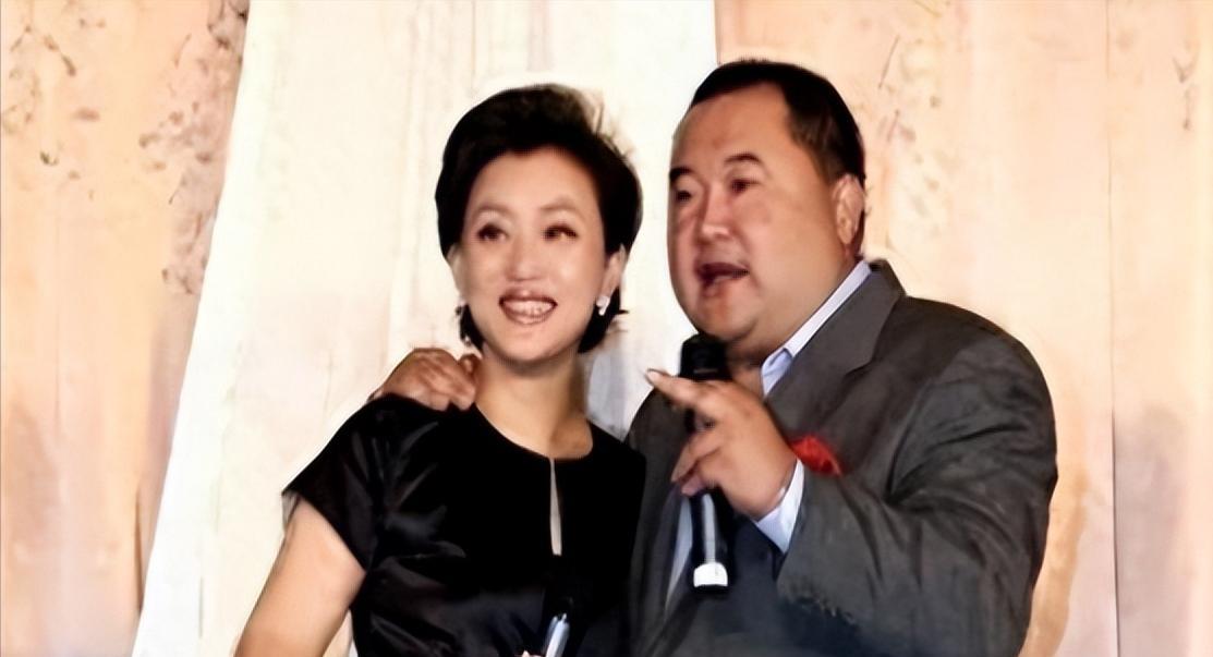 1994年，富豪吴征斥资500万买下一艘游艇，把杨澜邀到游艇大胆表白，杨澜说我已