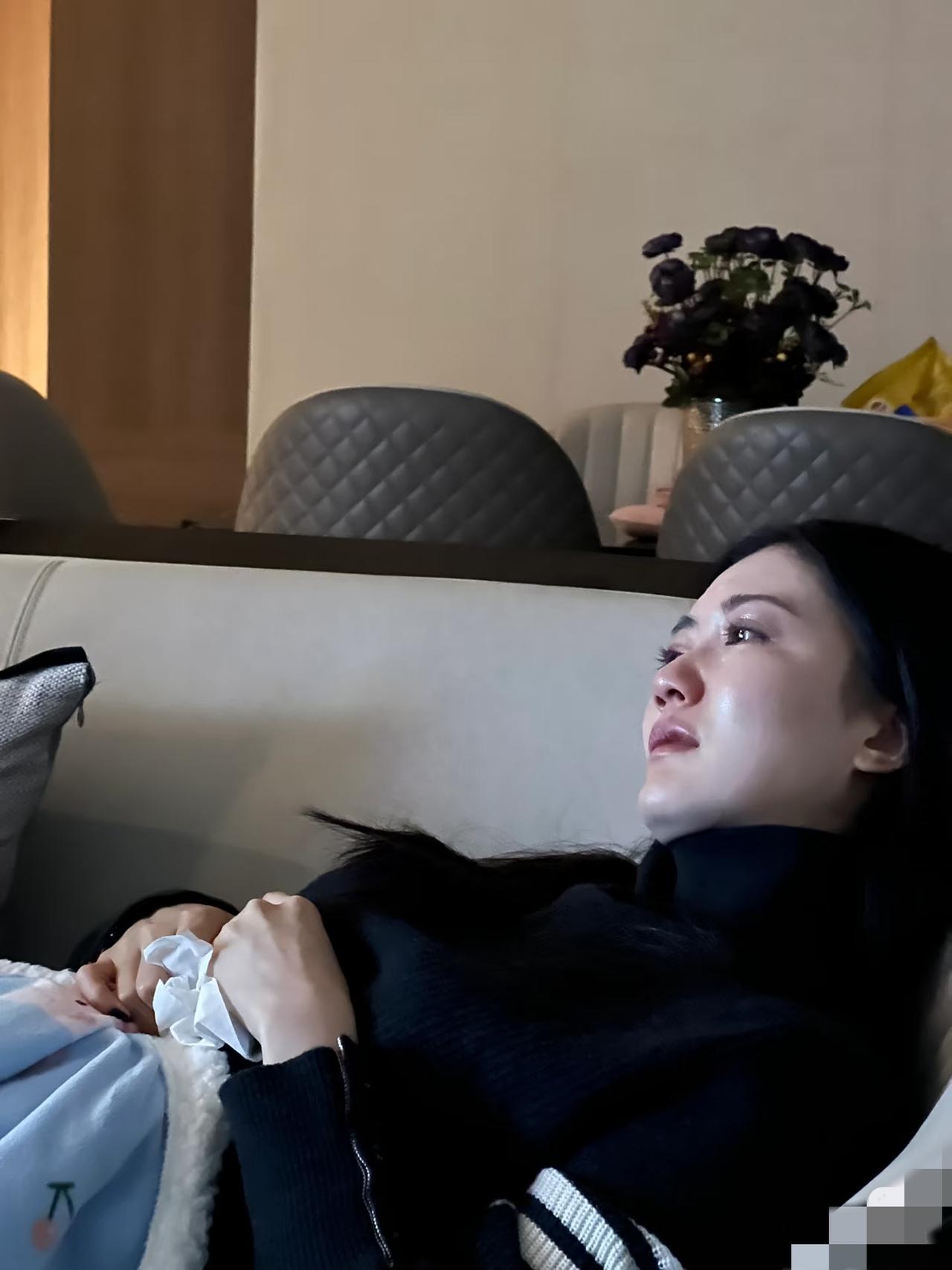 中年女性陷恋爱脑，比老房失火更让人没法救。谁能信啊？住着别墅开豪车的42岁堂妹，