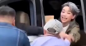 62岁叶童遭疯狂粉丝拽下车，高情商回应太圈粉啦！家人们呐，娱乐圈最近又爆大瓜咯