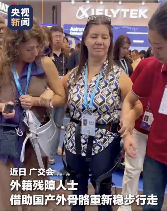 广州，广交会，一个阿根廷女人坐着电动轮椅排了半小时队。几分钟后，她站起来了。她的