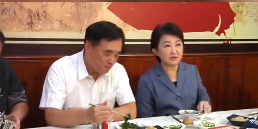 国民党主席参选人郝龙斌今天去拜会了台中市长卢秀燕，卢秀燕称呼郝龙斌为郝大哥，卢2