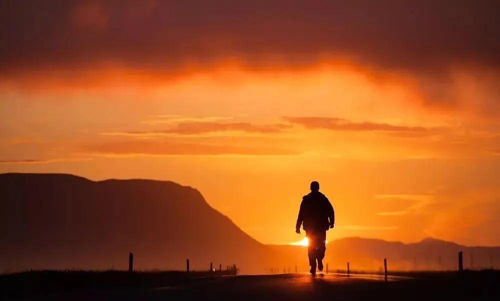 人最可怕的事，不是傻，而是愚蠢。如果是真傻的话，是好事，傻人有傻福。