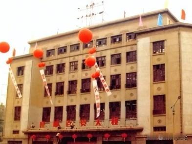1995年1月14日下午4点15分，昆明市中心的百货大楼二楼发生爆炸，几分钟后一