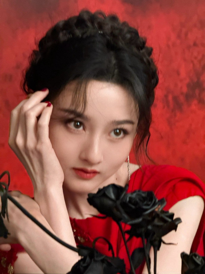 1、宋祖儿这几天明显在营销上发力了，各种话题轮番上热搜，倒不是嫌米多没地方花，而