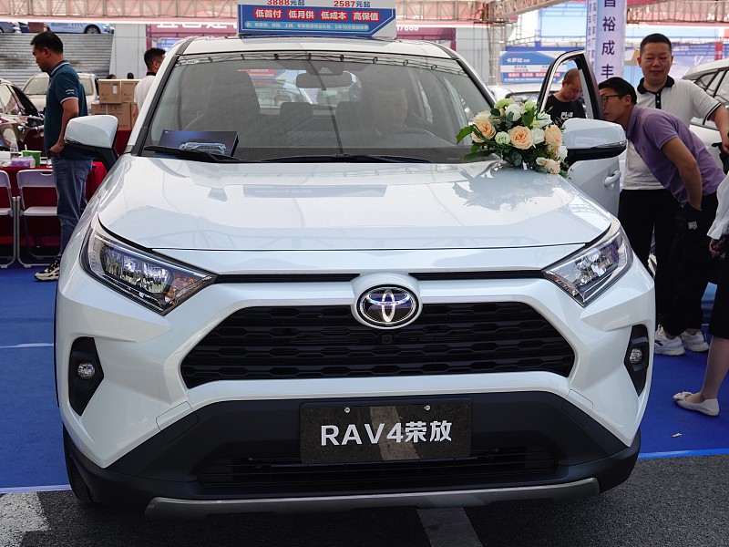 说下一汽丰田RAV4荣放双擎到底值不值得买吧。现在紧凑型SUV赛道新车型一堆，个个堆大屏、拼零百加速