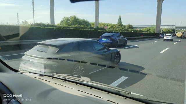 上海惊爆小米SU7旅行版头条看见的，真的假的，我钱袋快撑不住了