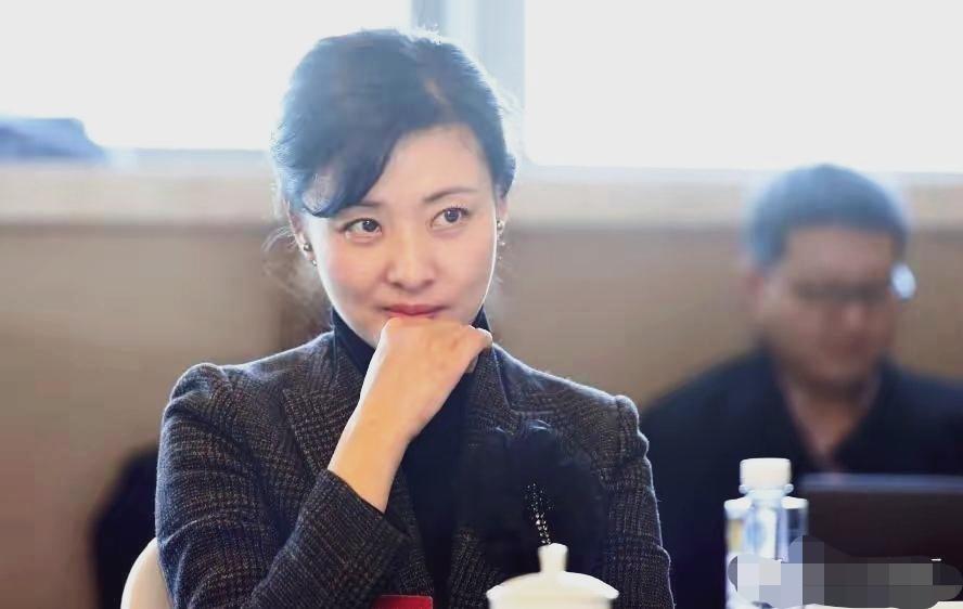 周涛面露浅笑，眼神迷人，特有故事感的表情。