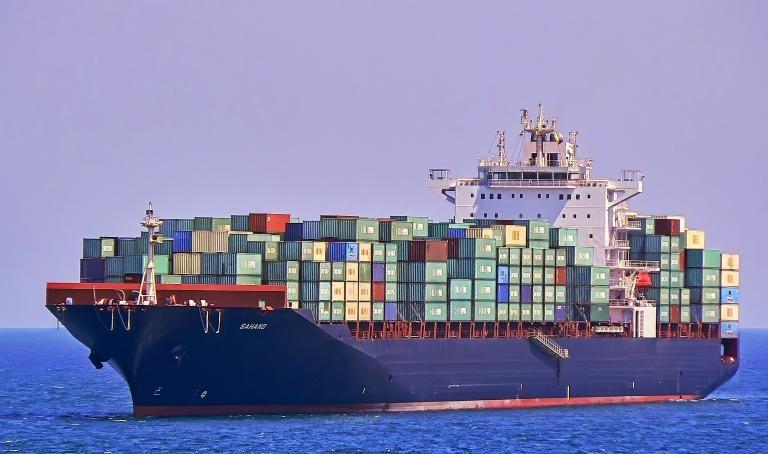 “突发！美军驱逐舰向伊朗货船开火！扣押伊朗货轮，中东局势升级了。”央视新闻报道称