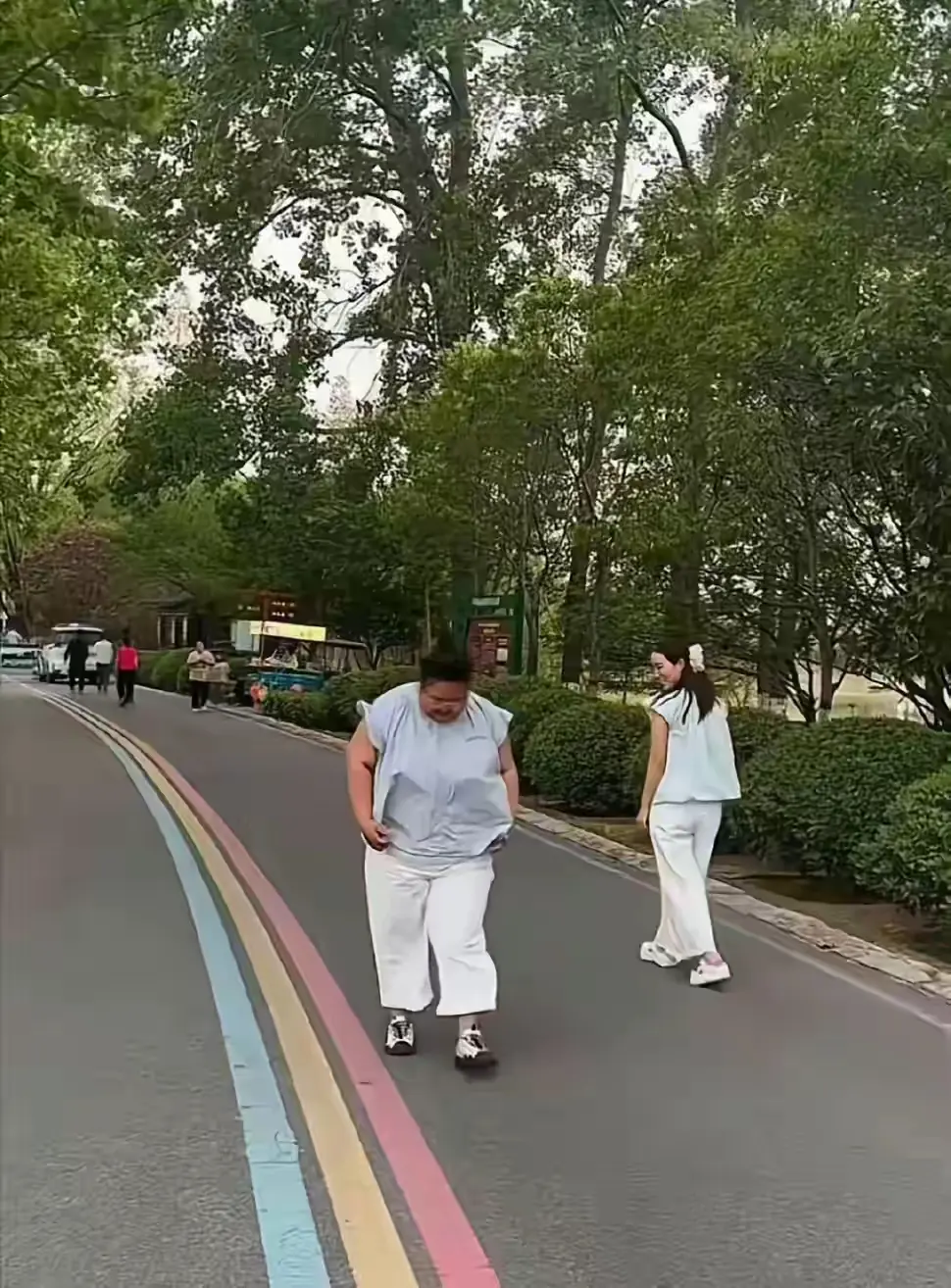 街头两女子撞衫，这可尴尬了​​​