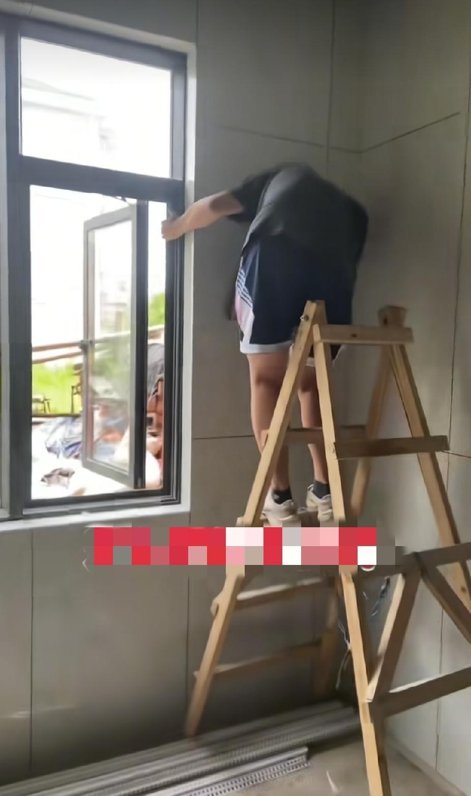 妈妈看儿子的卧室门关着，以为高考结束的儿子在睡大觉，可接下来的一幕，却让妈妈瞬间