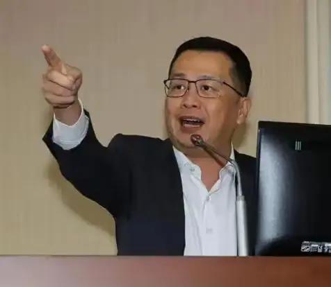 罗智强比朱立伦强多了，罗智强为了支持反罢免，把自己卖书得来的800万与自己存款2