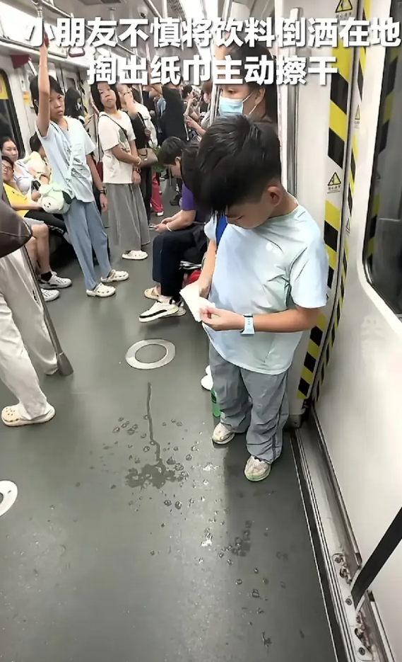 33.8万的点赞量，2万多的评论，而且数字还在不断的上升，是的这是一个小孩哥的视