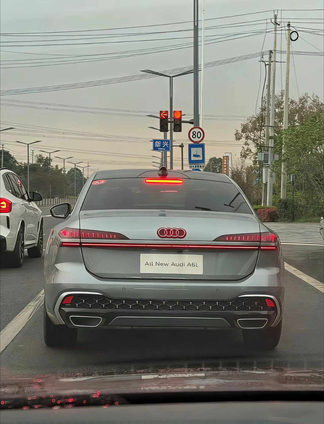 图1是现款A6L尾灯，我一直觉得两边竖状造型是画蛇添足，多此一举的设计，我看着有