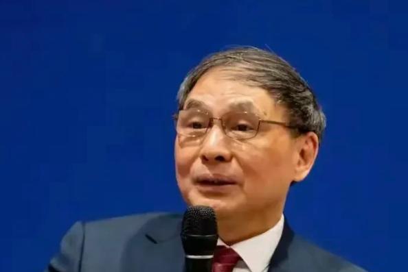 “认为美国衰败甚至解体，并取而代之，是极大的战略错误！”知名学者郑永年曾说其他国