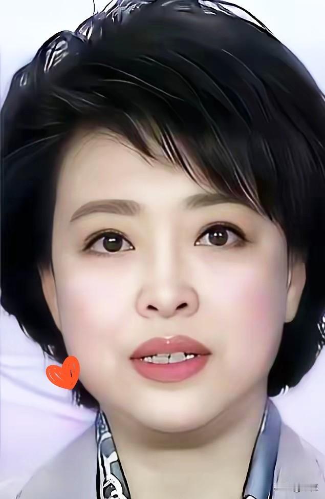 那个每天替康辉念稿的女人，终于被扒出来了。20多年，《新闻联播》里最硬的稿子