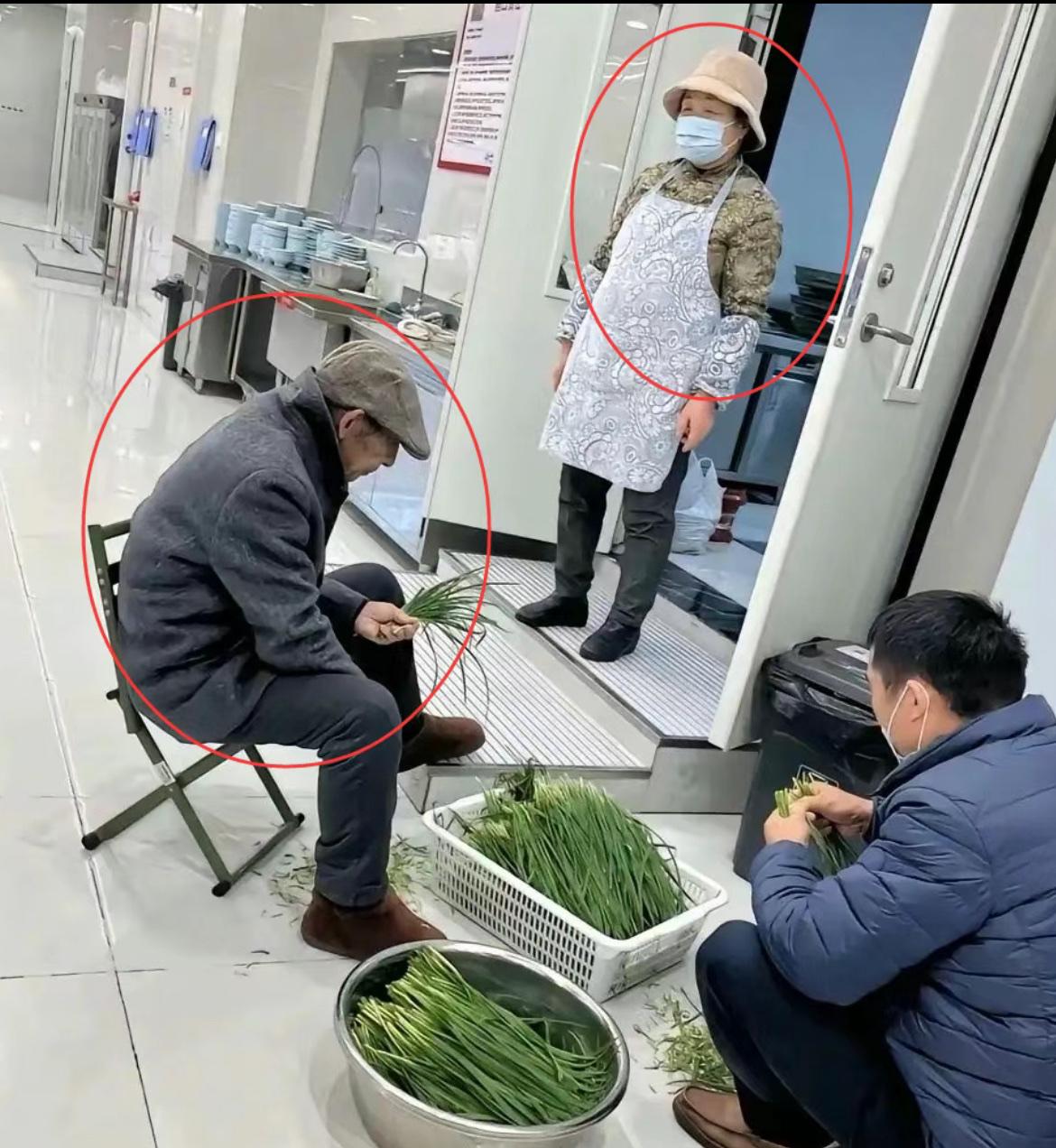 刘强东这一家人真有意思，亿万富翁的身家，家大业大的，75岁的老母亲在京东食堂帮厨