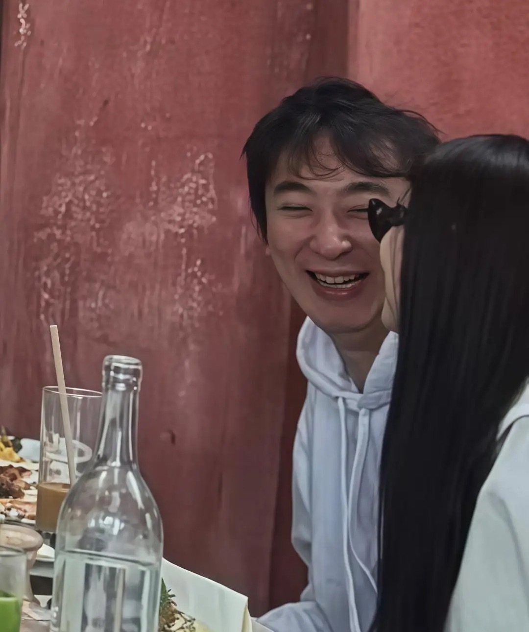 王思聪现身美国一家餐厅吃饭被偶遇，几位美女在身边陪着他，一边吃一边聊，有说有笑，