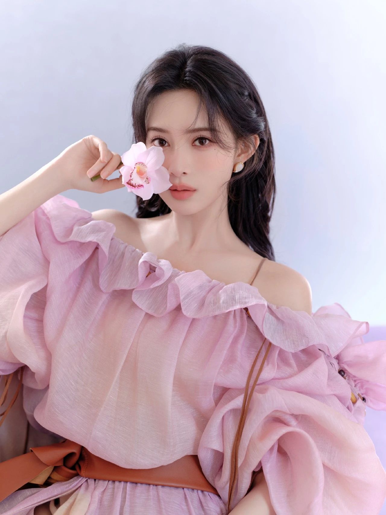 孟子义一袭粉色裙装，尽显柔美魅力