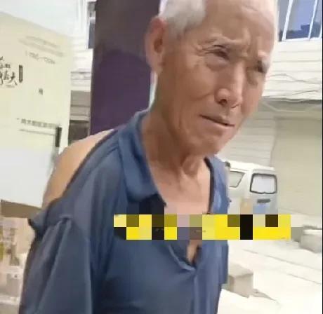 7月10日，河南郑州一男子不愿让儿女们给买新衣服，总说自己有衣服穿，女儿上前直接