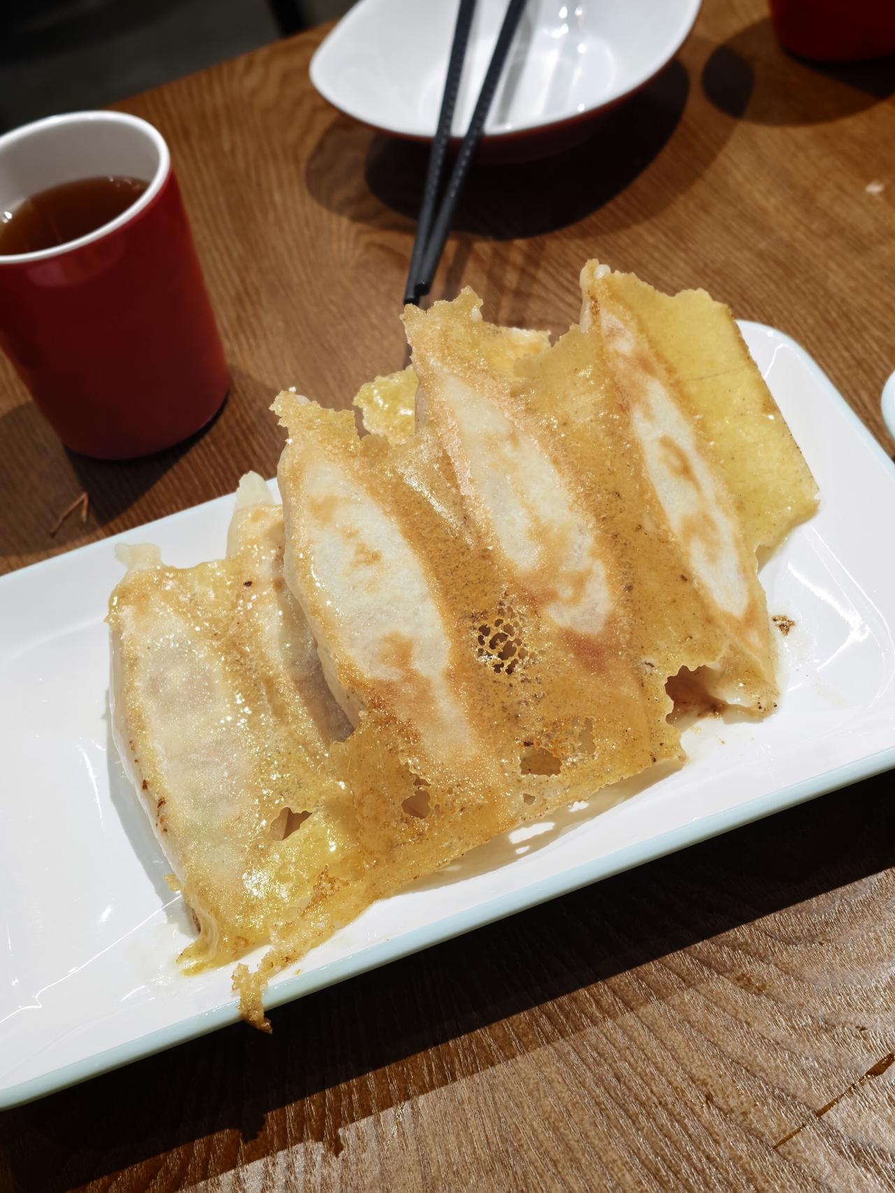 今天从淄博返程回北京，在酒店楼下的贰两锅贴吃点饭，鲜肉锅贴两份，大虾锅贴两份。