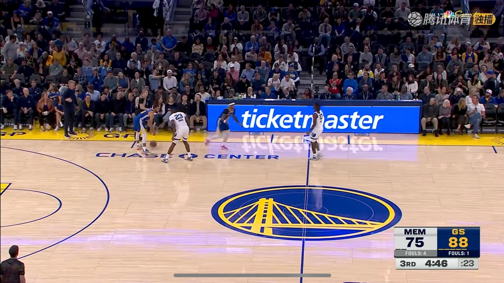 先是库明加突破，穆迪外弹，库明加给穆迪传了一个三分，接着追梦又给穆迪传了一个三分