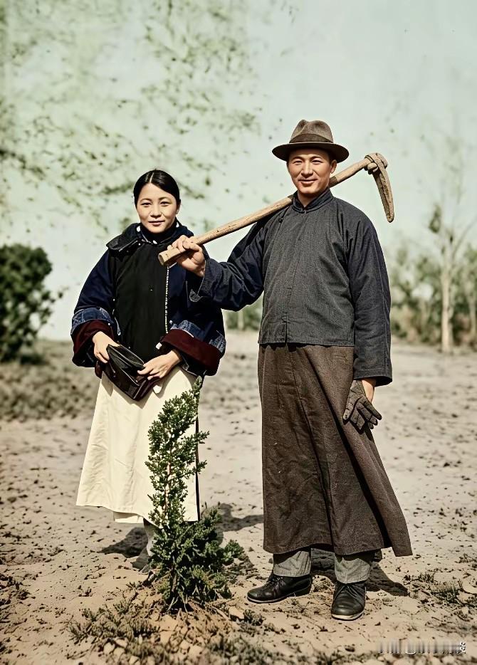 1929年春天，中山陵植树现场。蒋介石与宋美龄一同挥锹植树，留存下这张珍贵的历史