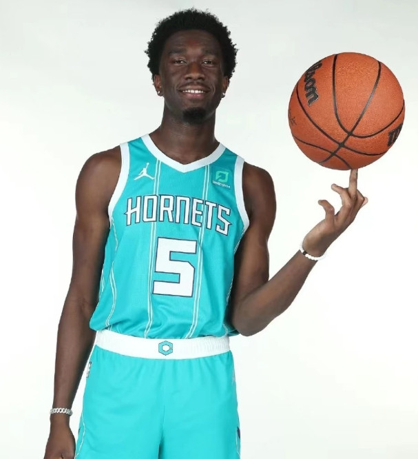 很明显黄蜂来的这个马威比申京更适合和杰伦格林搭档。马威空间需求低：杰伦格林突破