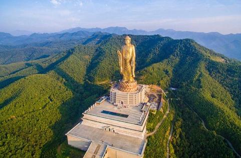 十六个亿真金白银砸进去，几千吨铜水滚烫浇铸，上百公斤黄金直接贴面，平地硬生生拔起