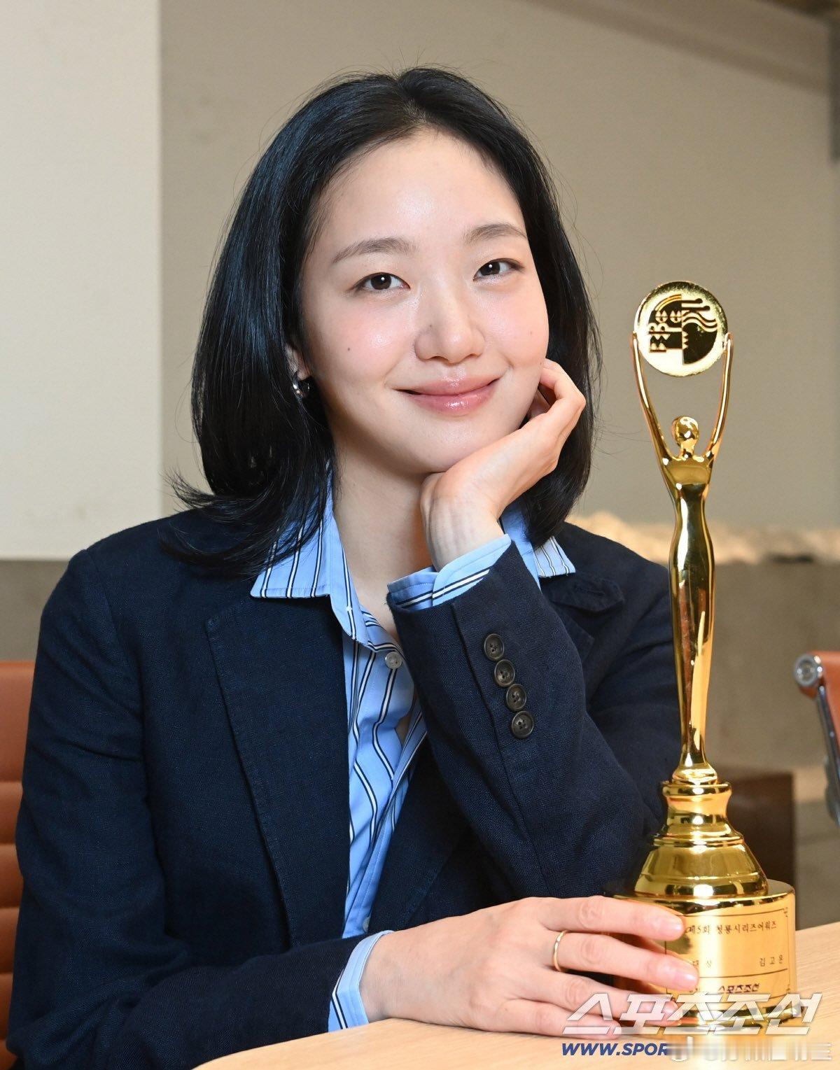 金高银的第5届青龙系列大奖获得大奖的采访🏆金高银表示：回顾我如今的人生，我觉得