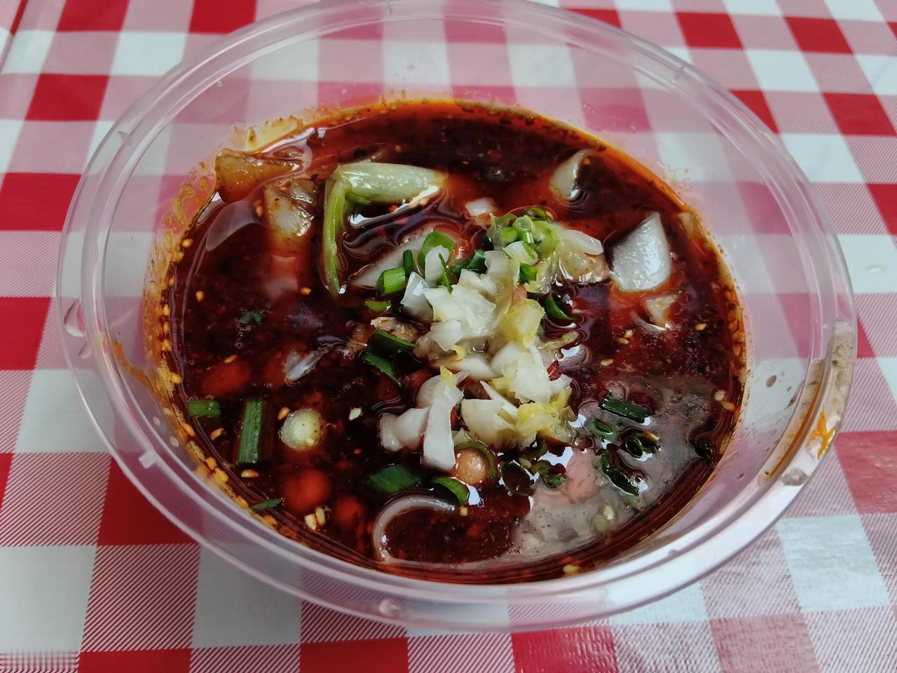 当时是看着老板做的，麻辣烫菜还没有煮好的时候，老板就开始在饭盒里加调料了。就